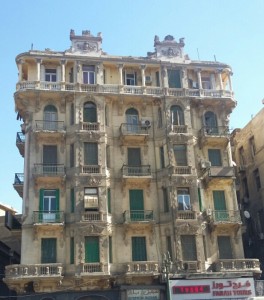 صورة لمبنى قديم في القاهرة قريب من ميدان طلعت حرب