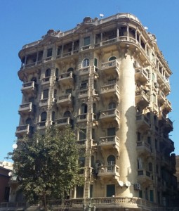 صورة جانبية لمبنى قديم في القاهرة بالقرب من ميدان طلعت حرب